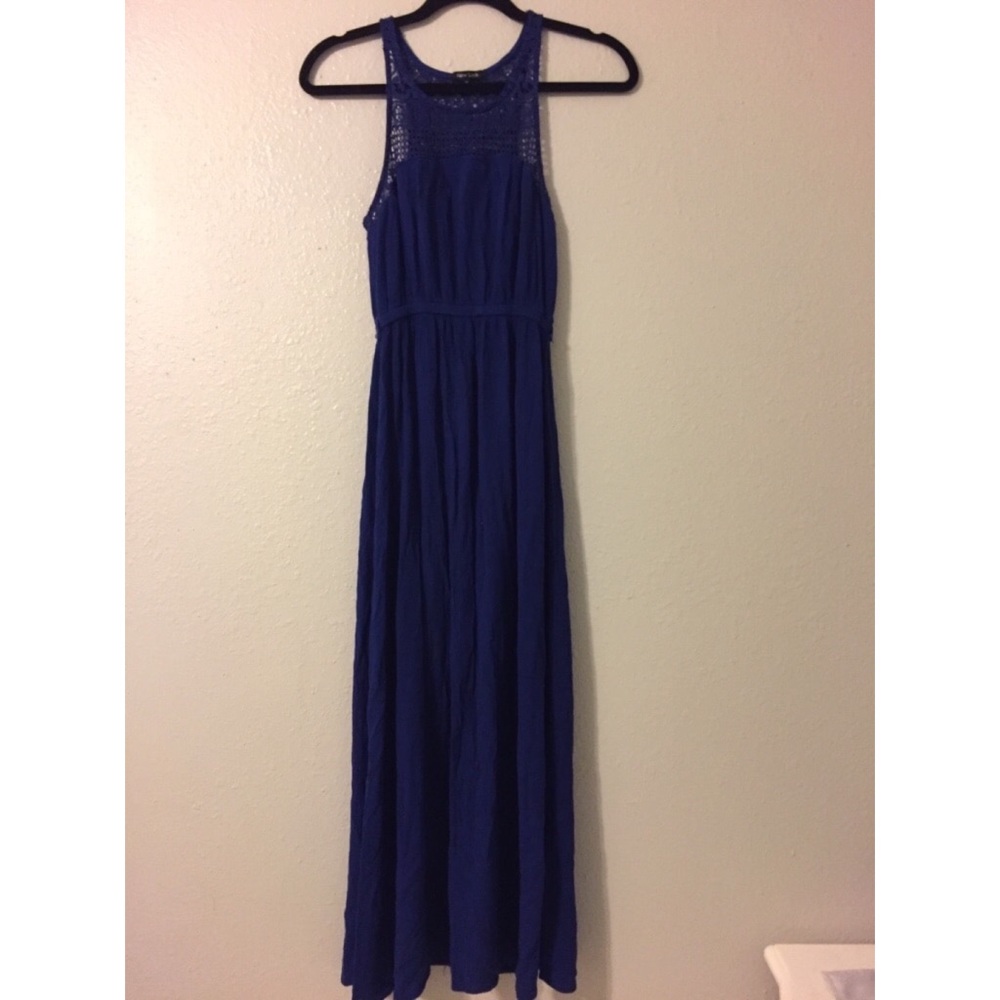Women’s blue sleeveless dress